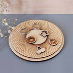 plateau de présentation à bijoux en bois gravé avec créoles et pampilles