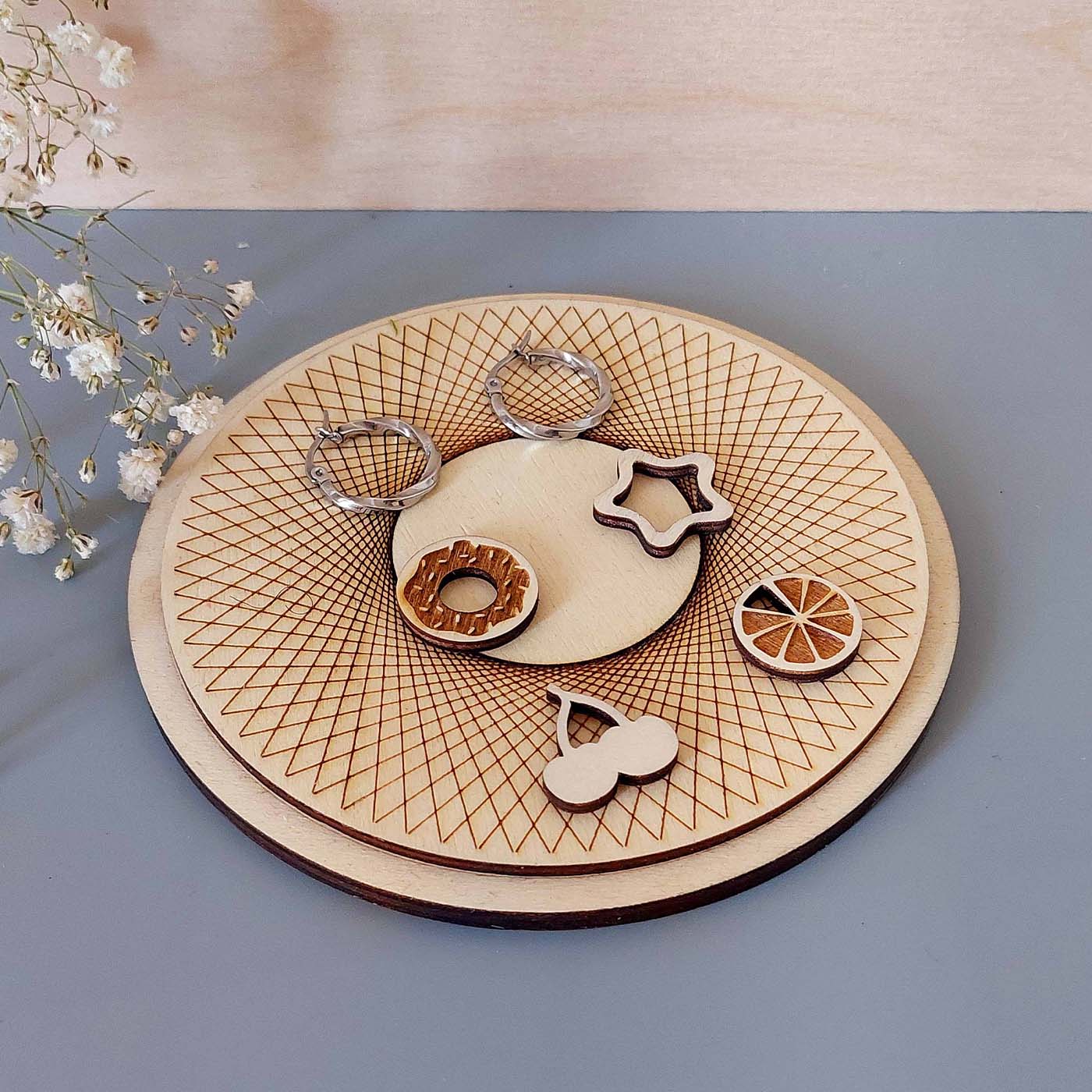 plateau de présentation à bijoux en bois gravé avec créoles et pampilles