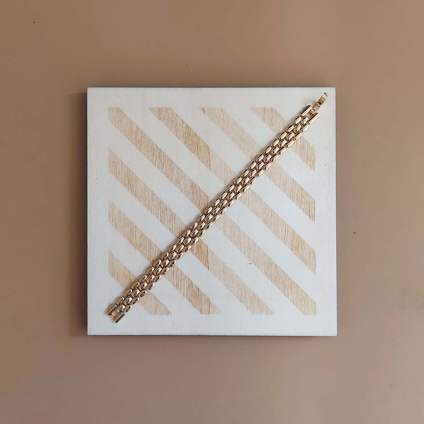 plateau carré de présentation en bois gravé DIABOLO avec bracelet