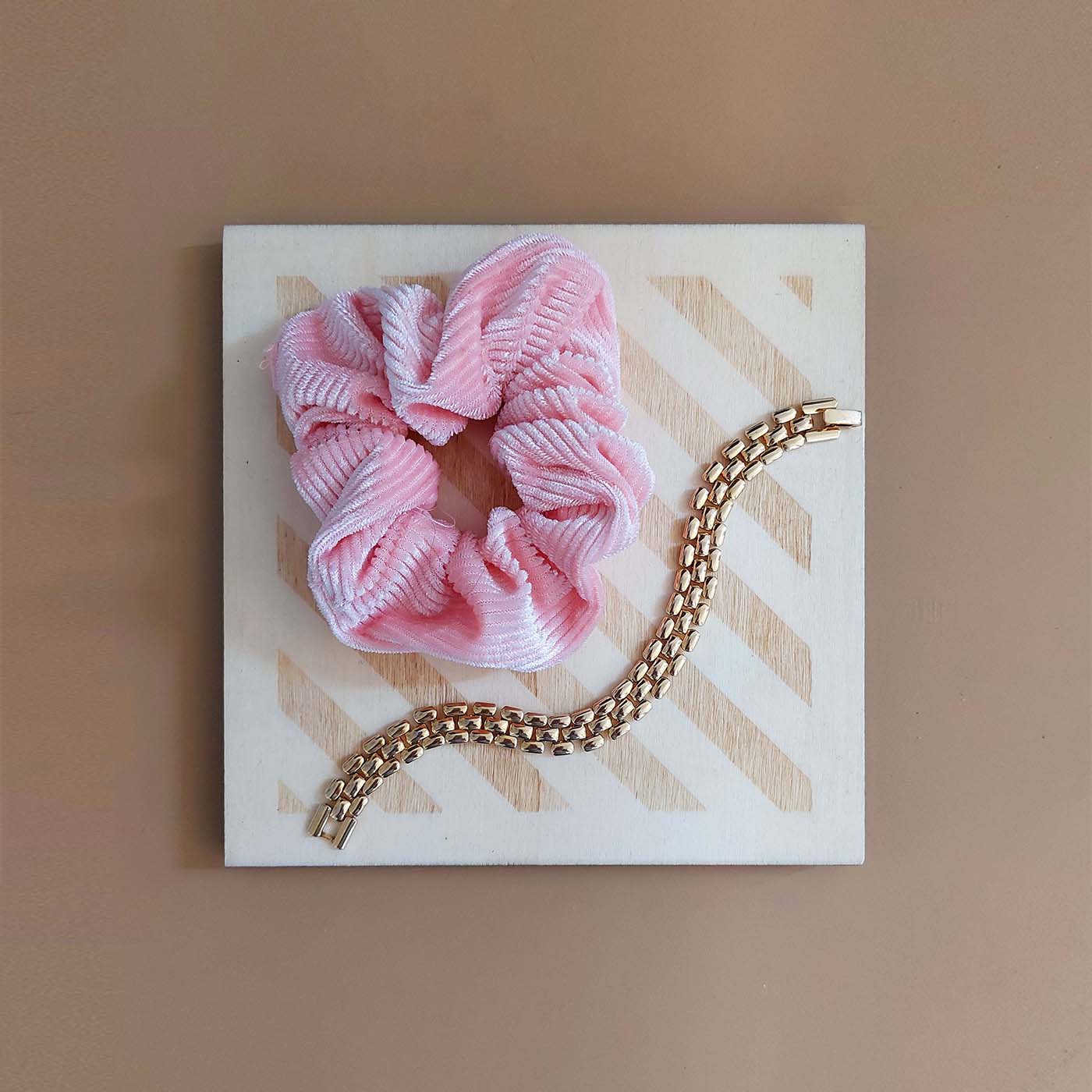 plateau carré de présentation de bijoux et accessoires en bois gravé avec bracelet et chouchou