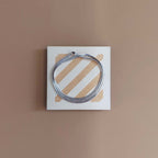 plateau carré de présentation en bois gravé pour bijoux et accessoires avec chaine argent