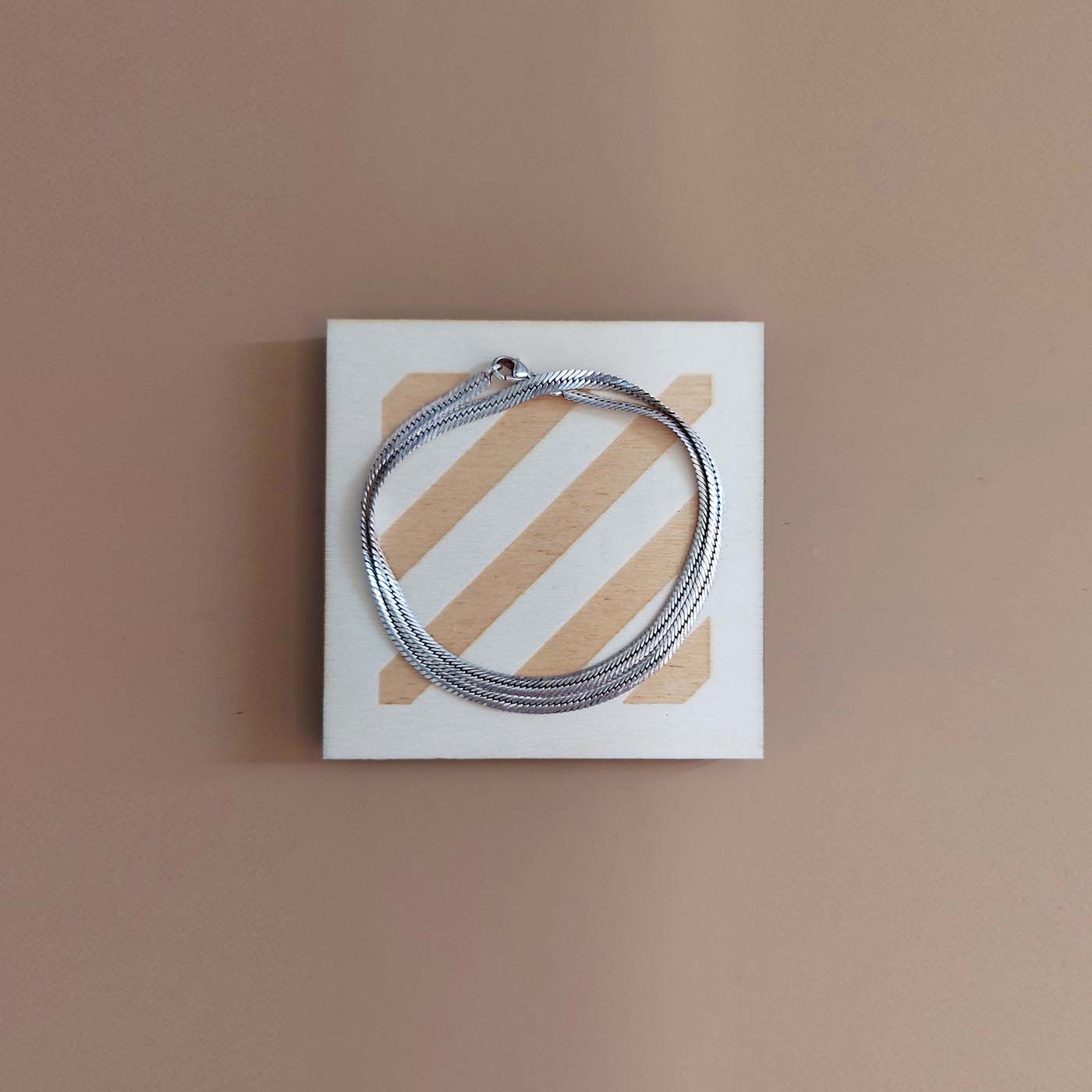 plateau carré de présentation en bois gravé pour bijoux et accessoires avec chaine argent