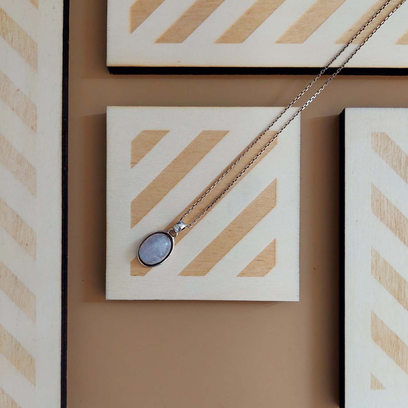 plateaux de présentation à bijoux en bois gravé DIABOLO avec chaine et pendentif