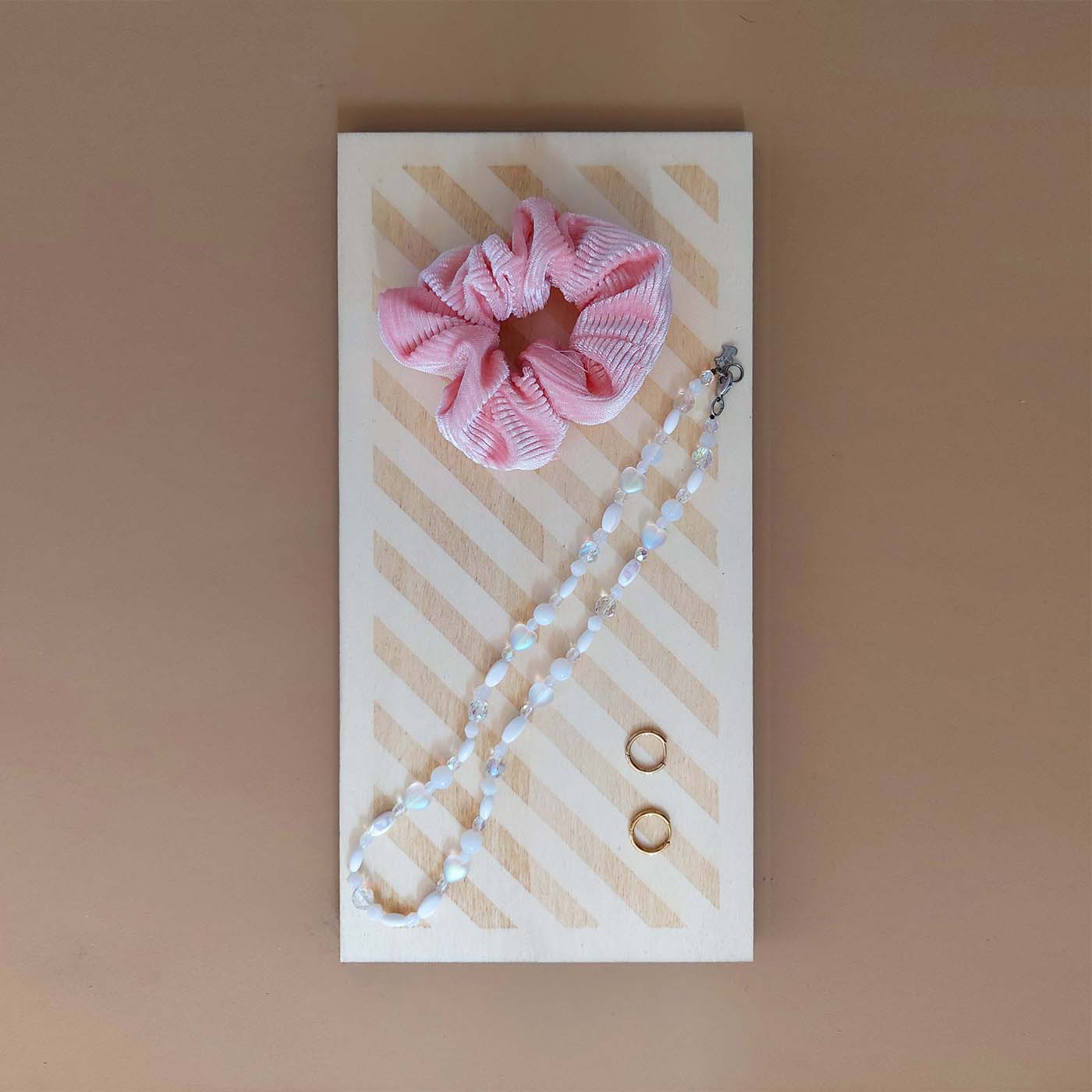 plateau rectangle de présentation de bijoux et accessoires en bois gravé avec chouchou, collier et boucles d'oreilles