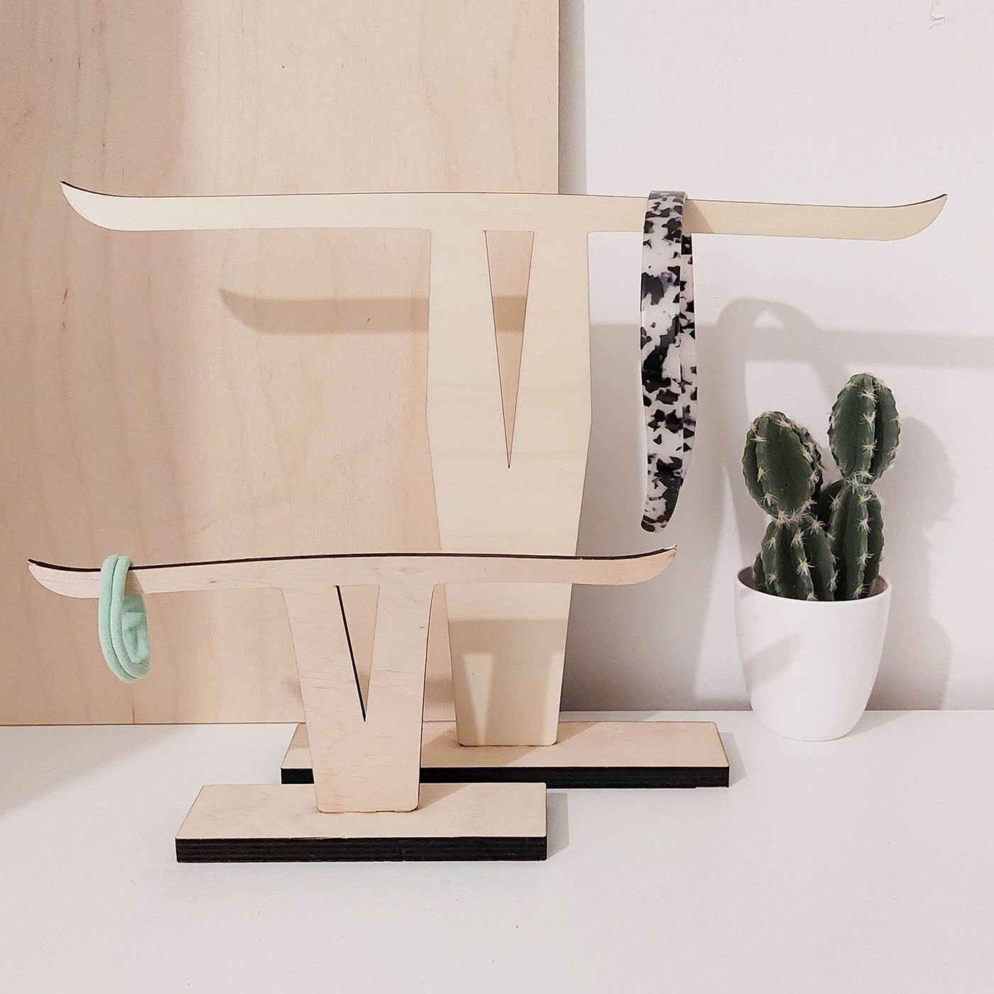 Présentoir à bijoux BULL L en bois éco-responsable pour colliers avec accessoire cheveux