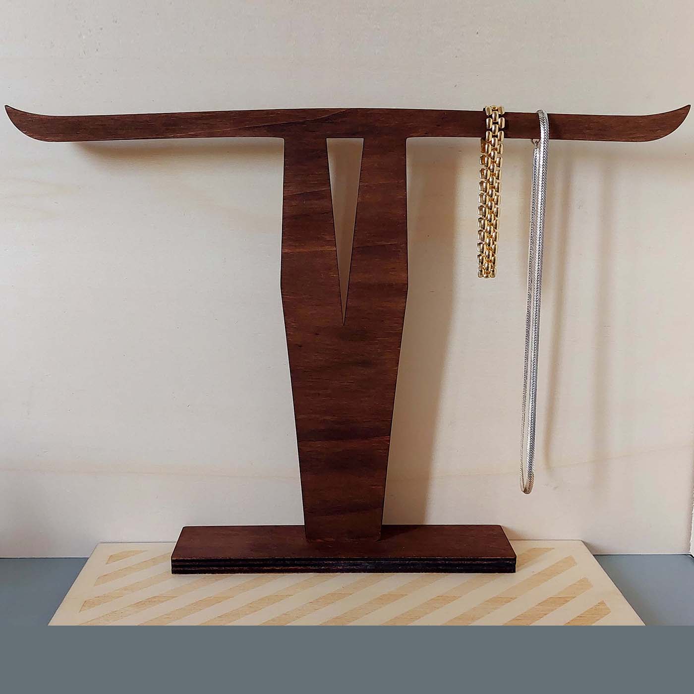 présentoir en bois teinté brou de noix pour bijoux, colliers, accessoires avec bijoux