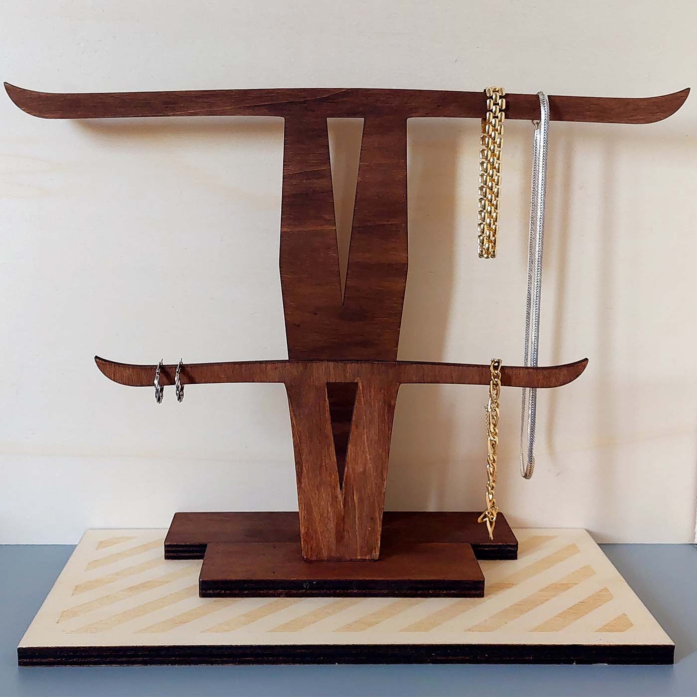 2 présentoirs en bois teinté brou de noix pour bijoux, colliers, accessoires, avec des bijoux dorés et argentés