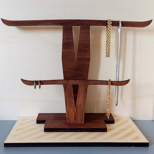 2 présentoirs en bois teinté brou de noix pour bijoux, colliers, accessoires, avec des bijoux dorés et argentés