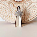 présentoir à bague avec courbes en bois avec bagues made in France