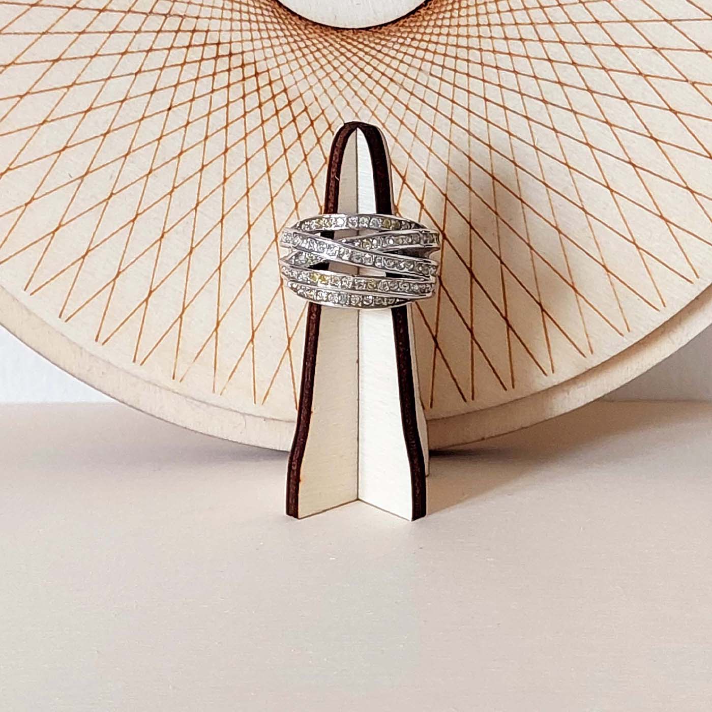 présentoir à bague avec courbes en bois avec bagues made in France