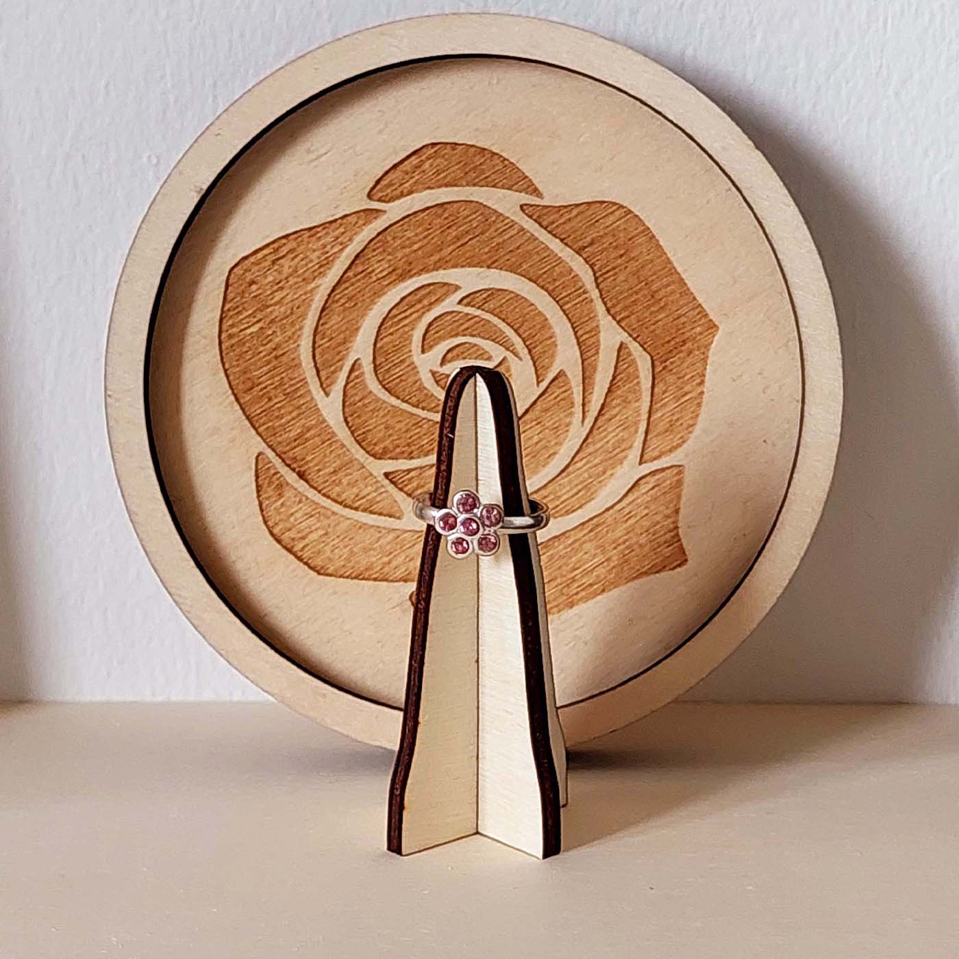 présentoir à bague avec courbes en bois made in France