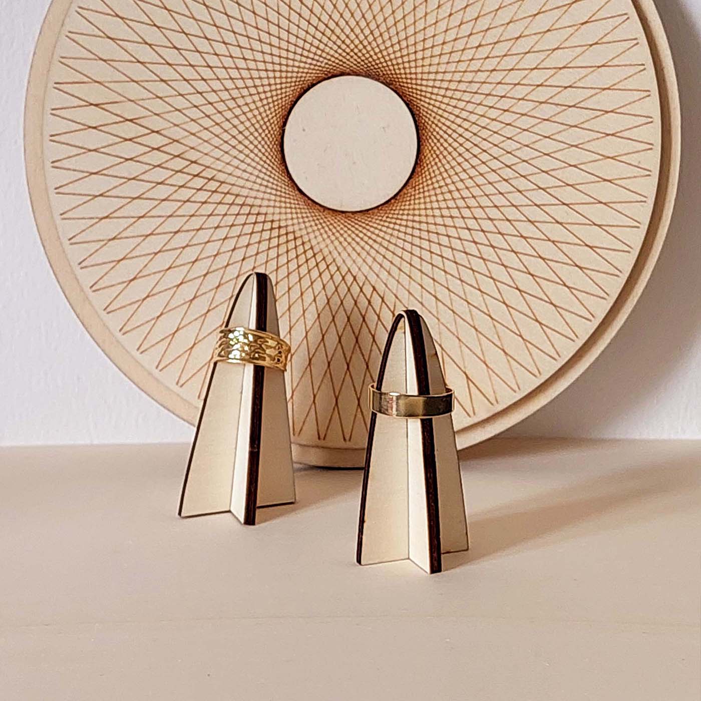 2 présentoirs à bagues avec bagues en bois made in France