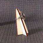 présentoir à bague penché en bois avec bague