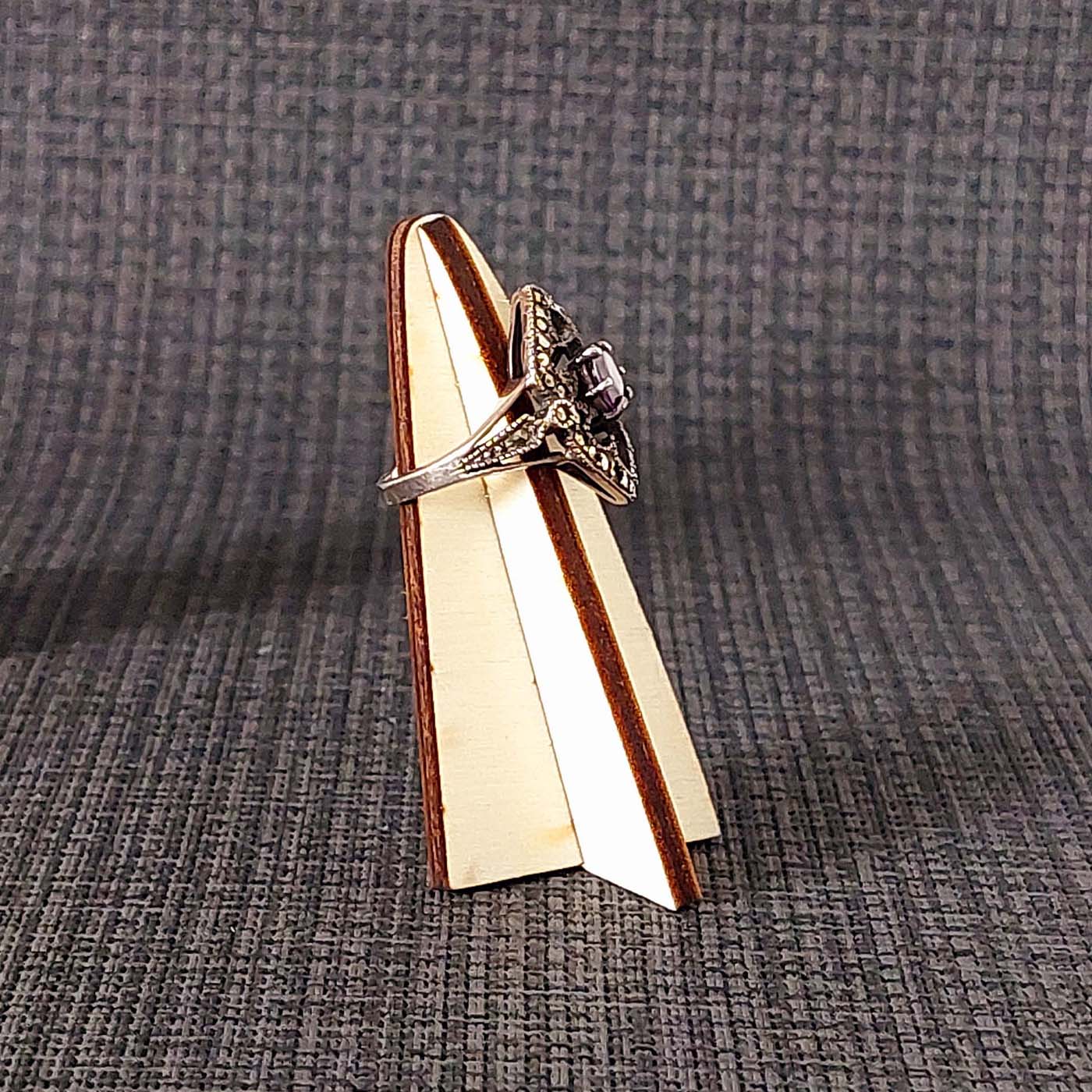 présentoir à bague penché en bois avec bague