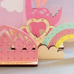 gamme de présentoirs de boucles d'oreilles pour enfants, en bois brut et bois peint, en forme de diadèmes et d'arc-en-ciel