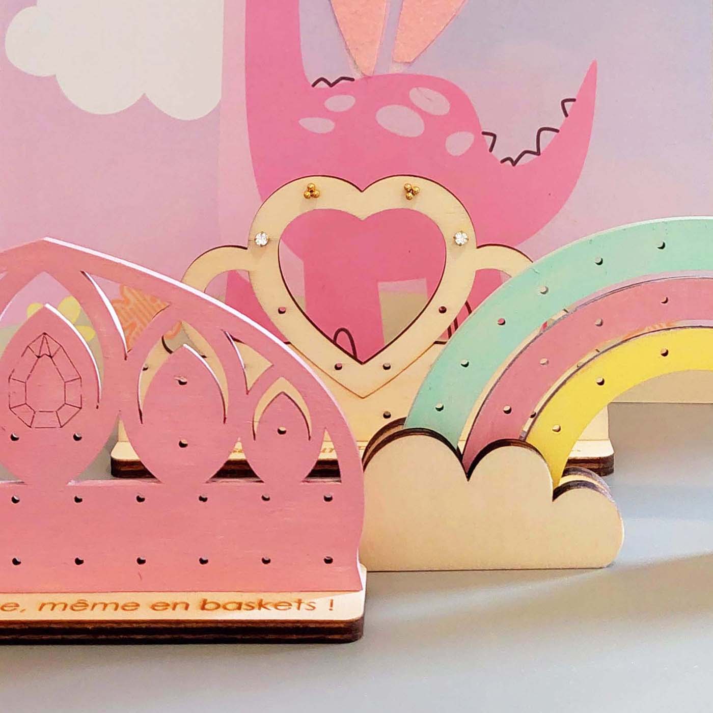 gamme de présentoirs de boucles d'oreilles pour enfants, en bois brut et bois peint, en forme de diadèmes et d'arc-en-ciel